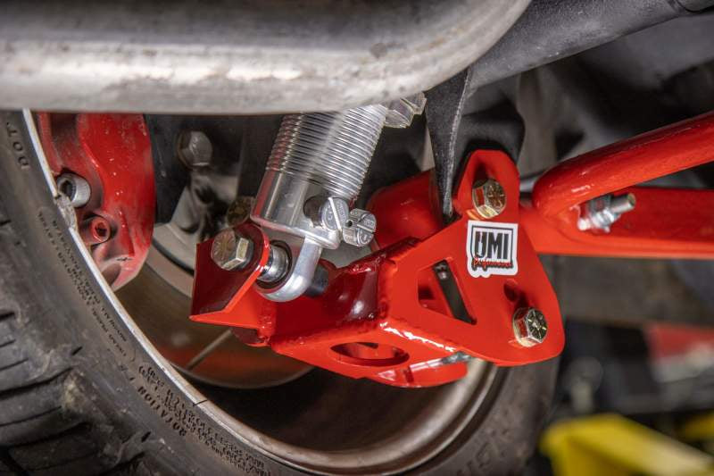 Kit de suspension arrière à ressorts hélicoïdaux UMI Performance 64-72 GM A-Body avec boulon de relocalisation du bras de commande