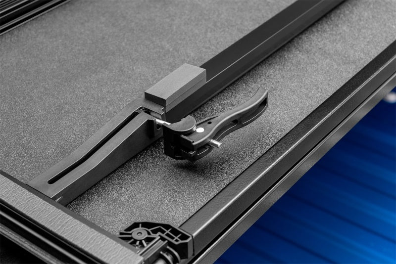 Couvre-caisse rigide pliable Lund 16-23 pour Toyota Tacoma (caisse de 5 pieds) - Noir