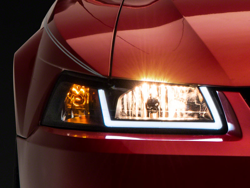 Phares Raxiom 99-04 Ford Mustang Axial Series avec barre LED - Boîtier noir (lentille transparente)