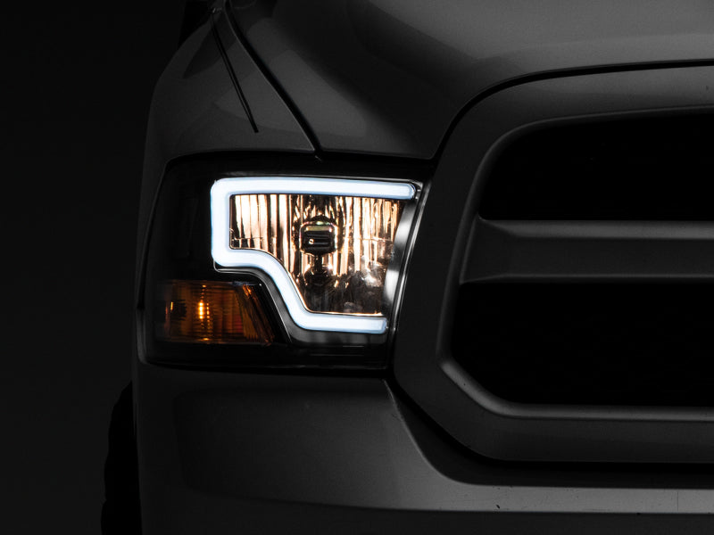 Phares à LED Raxiom 09-18 Dodge RAM 1500 - Boîtier noir (lentille transparente)