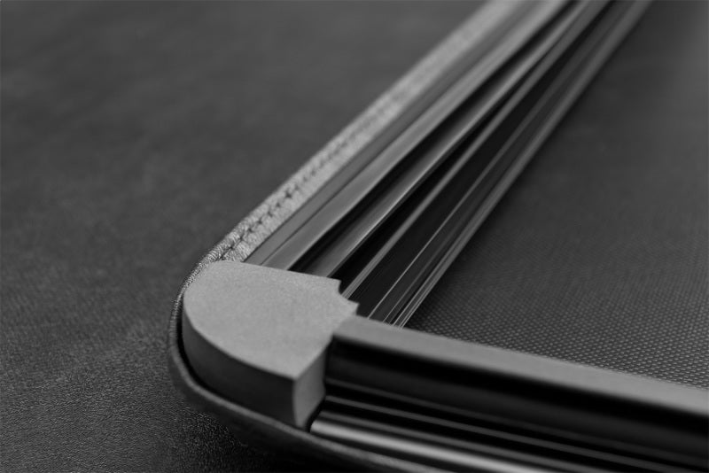 Couvre-caisse à trois volets Genesis pour Chevrolet Silverado 1500 (caisse de 5,5 pi) 19-23 de Lund - Noir