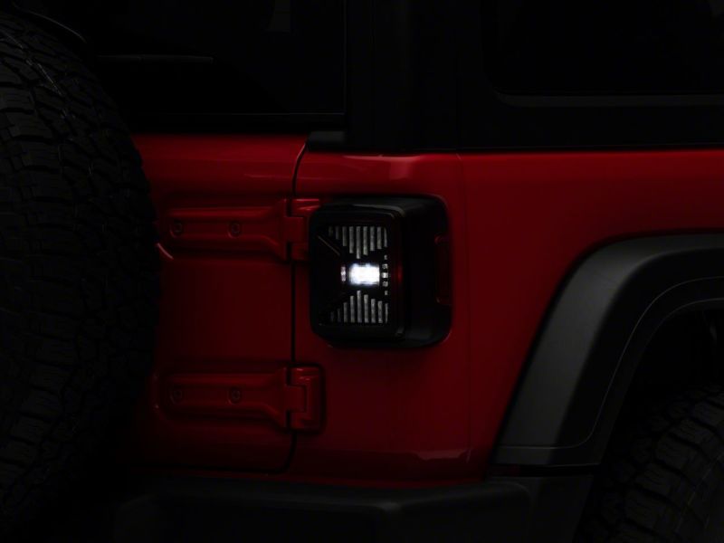 Feux arrière à LED Raxiom 18-23 Jeep Wrangler JL - Boîtier noir (lentille fumée)