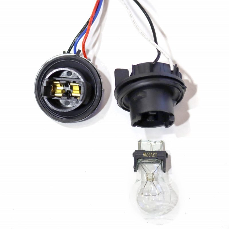 Adaptateur de câblage AlphaRex 18-20 Ford F-150 OEM vers convertisseur de feu arrière AlphaRex (requis 18-20 Ford F-150)