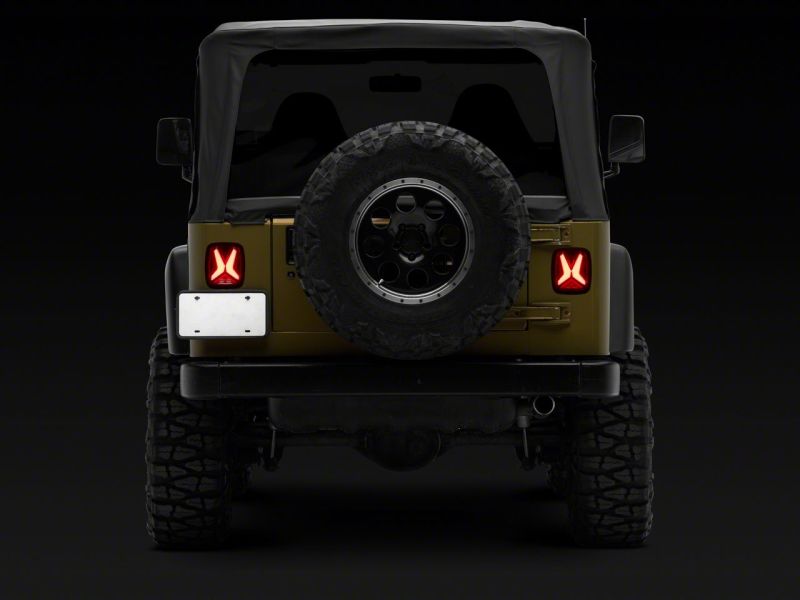 Feux arrière à LED Raxiom 76-06 Jeep CJ7 Wrangler YJ &amp; TJ Gladiator - Boîtier noir (lentille fumée)