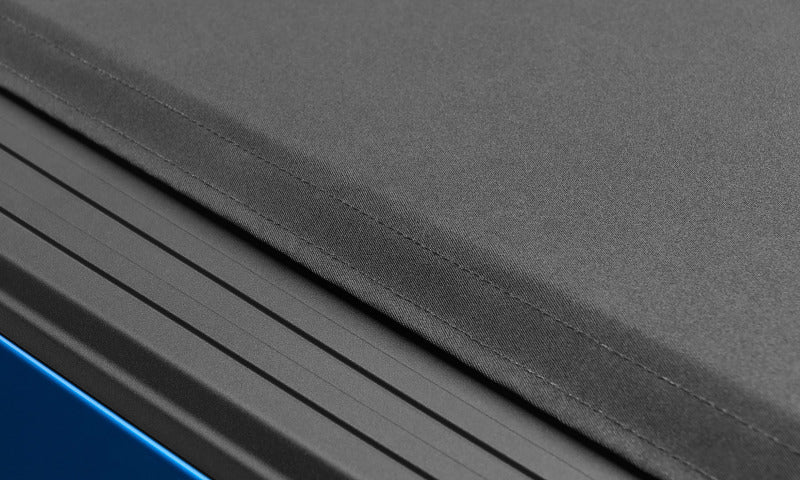 Lund 05-17 Nissan Frontier (caisse de 5 pieds sans chenille utilitaire) Genesis Elite Roll Up Tonneau Cover - Noir