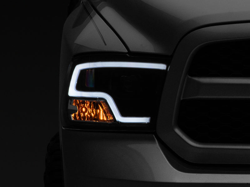 Phares de projecteur à LED Raxiom 09-18 RAM 1500 - Boîtier noir (lentille transparente)
