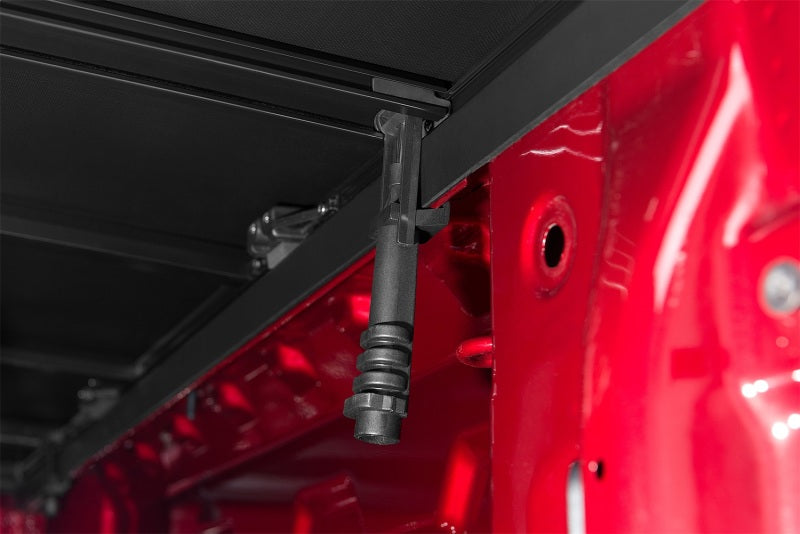 Couvre-caisse à trois volets Genesis pour Chevrolet Silverado 1500 (caisse de 5,5 pi) 19-23 de Lund - Noir