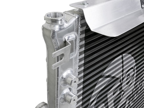 Radiateur à barres et plaques aFe BladeRunner GT Series avec tuyaux noirs 12-18 Jeep Wrangler (JK) V6 3,6 L