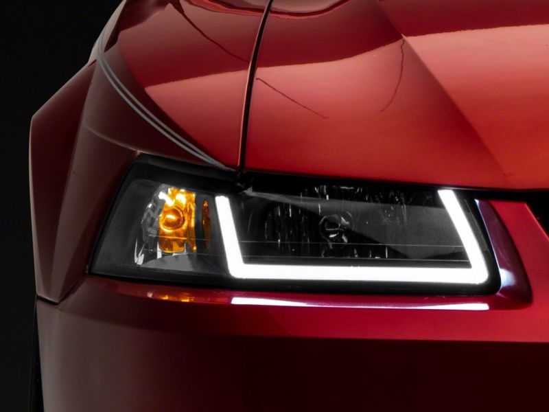 Phares Raxiom 99-04 Ford Mustang Axial Series avec barre LED - Boîtier noir (lentille transparente)