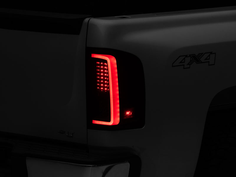 Feux arrière à LED Raxiom 07-13 Chevy Silverado 1500 G2 - Boîtier noir (lentille transparente)