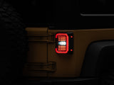 Feux arrière à LED Raxiom 07-18 Jeep Wrangler JK Axial Series - Boîtier noir (lentille fumée foncée)